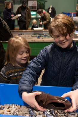 I marinarkæologernes værksted kan I studere kopier af genstande fra skibsfundet tæt på og samler brikkerne til fortællingen om livet ombord i middelalderen. I marinarkæologernes værksted kan I studere kopier af genstande fra skibsfundet tæt på og samler brikkerne til fortællingen om livet ombord i middelalderen.