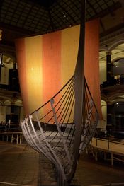 Roskilde 6-skibet står i det store, centrale udstillingsrum i 'Martin-Gropius-Bau'. Over skibet hænger det sejl vikingeskibsrekonstruktionen 'Havhingsten fra Glendalough' gennemførte sejladsen fra Roskilde til Dublin og retur i 2007-2008 med.