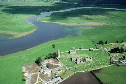 Clonmacnoise-klostret med det for klostrene så karakteristiske høje, runde tårn. Tårnets indgang var højt placeret, og det var derfor vanskeligt for uvedkomne at komme ind i det. Af samme grund opbevarede man ofte klostrets værdier der. Foto: Nation