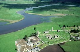 Clonmacnoise-klostret med det for klostrene så karakteristiske høje, runde tårn. Tårnets indgang var højt placeret, og det var derfor vanskeligt for uvedkomne at komme ind i det. Af samme grund opbevarede man ofte klostrets værdier der. Foto: Nation