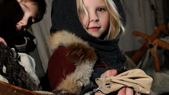 Kom med på handelstogt hver dag i vinterferien 11. - 26. februar. På familierundvisningen hører I om vikingetidens handelsmænd og de lange handelsrejser til fjerne egne. 