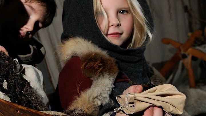 Museum, børn, lærerigt, sjovt, udklædning, viking, kapper, tøj, vikingehjelm