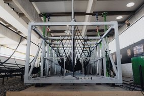 Vikingeskib blev løftet 1 meter op i luften og sat forsigtigt tilbage på plads. Prøveløft skal muliggøre flytningen af de fem umistelige vikingeskibe fra Vikingeskibshallen til en ny udstillingsbygning. Foto: Jacob Nyborg Andreassen Vikingeskib blev løftet 1 meter op i luften og sat forsigtigt tilbage på plads. Prøveløft skal muliggøre flytningen af de fem umistelige vikingeskibe fra Vikingeskibshallen til en ny udstillingsbygning. Foto: Jacob Nyborg Andreassen