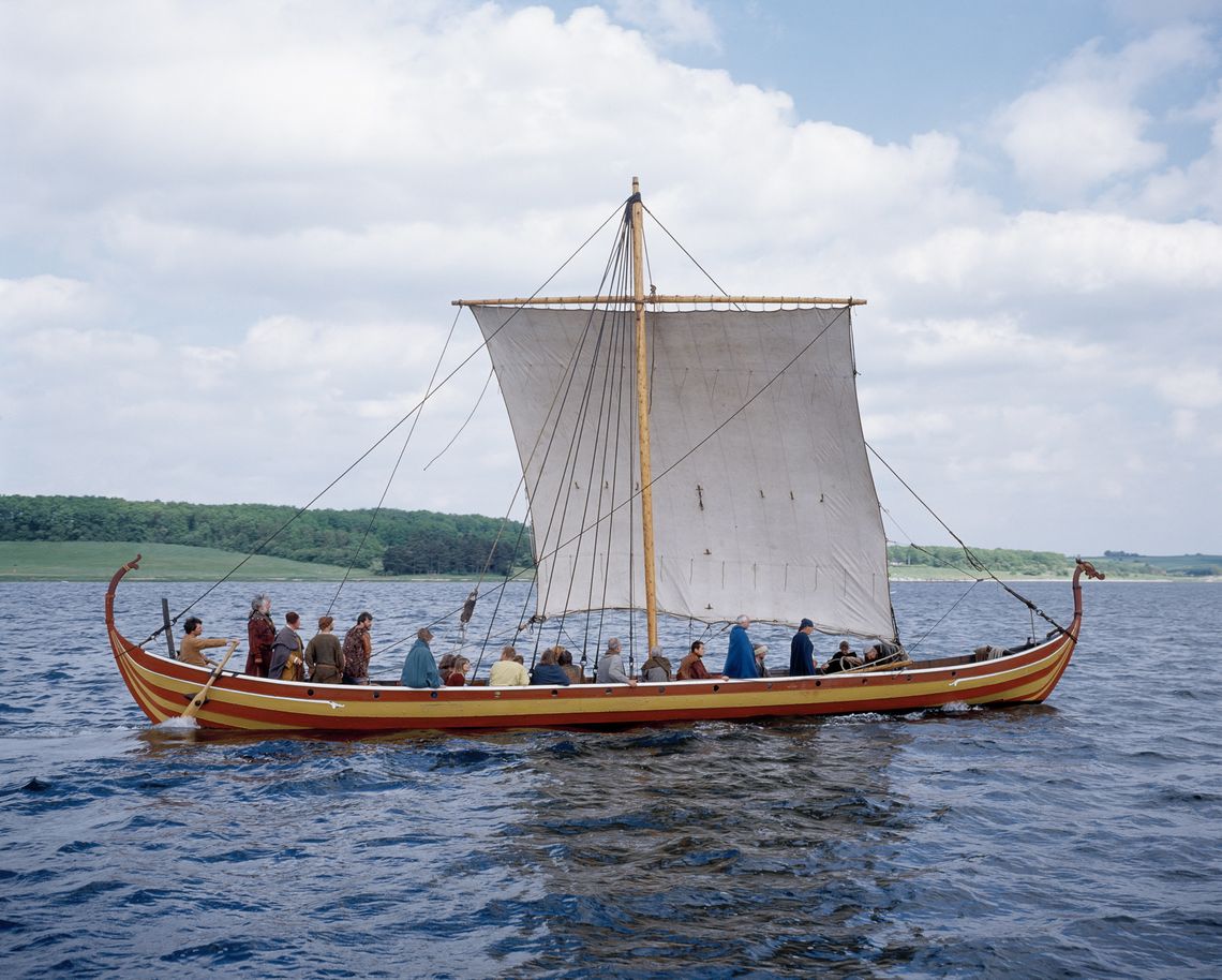 Vikingeskibsrekonstruktionen "Helge Ask" under sejlads på Roskilde Fjord. Foto: Werner Karrasch. Copyright: Vikingeskibsmuseet i Roskilde
