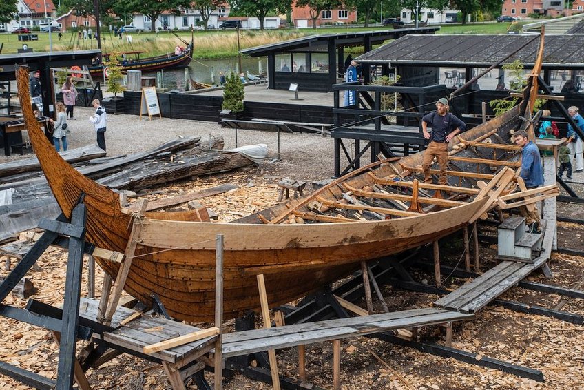 Estrid Byrding, la dernière reconstruction de Skuldelev 3, a été lancée en mai 2022.