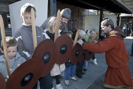 Efterårsferie på Vikingeskibsmuseet. Krigertræning. Foto: Werner Karrasch. Copyright: Vikingeskibsmuseet i Roskilde Efterårsferie på Vikingeskibsmuseet. Krigertræning. Foto: Werner Karrasch. Copyright: Vikingeskibsmuseet i Roskilde