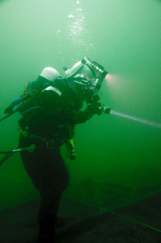 Dykker på vraget. Foto: Morten Johansen, Vikingeskibsmuseet