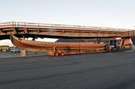 [Translate to english:] I Gedser ventede Havhingsten på færgen til stor glæde for de ventende biler.
