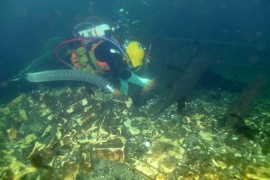 Udgravning af Svælget 1-skibet, der er dateret til 1800-tallet. Marinarkæolog: Andreas Bloch.  Foto Morten Johansen.