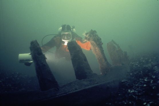 Divers at the Stinesminde wreck in Mariager Fjord