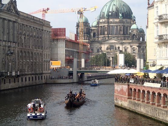 Havhingsten roede lørdag den 6. september gennem Berlins centrum.
