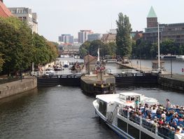 Tæt ved Berlins historiske havn skal Havhingsten gennem en sluse for at kunne fortsætte turen. Turisterne på flodbådene får en ekstra foto-souvenir med hjem fra Berlin.
