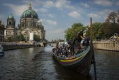 Havhingsten på Spree-floden på sin tur gennem Berlin den 6. september 2014. På turen passerede skibet nogle af byens store attraktioner.