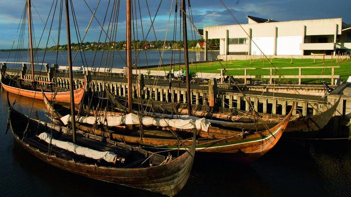 På vikingeskibmuseet har man rekonstrueret de fem Skuldelevskibe, der blev fundet i Roskilde Fjord. 
