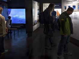 Særudstillingen I Vikingernes Kølvand er fortællingen om, hvordan de fem Skuldelevskibe har formet Vikingeskibsmuseet.
