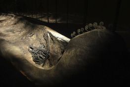 Det originale anker med den 11 meter lange kæde i forskibet på det resterne af vikingeskibet i Ladbygraven. Foto med tilladelse fra Vikingemuseet Ladby, Louise Kæmpe Henriksen