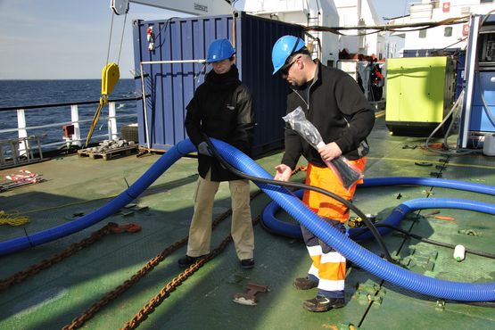 Mandag d. 30/4: Athena og Staffan arbejder med tilrigning af airlift-systemet. Foto: Morten Johansen