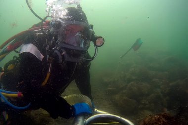 Kom med ind i marinarkæologiens maskinrum og oplev historien bag DR’s dokumentarserie Gåden i dybet. På en eksklusiv rundvisning fortæller museets inspektører om sensationelle fund fra havets bund