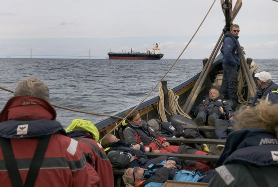 Vejret var så roligt, at flere tog en lille lur, mens skipper hurtigt fik Havhingsten over T-ruten, hvor de store skibe sejler tæt.