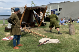Vikingekrigerne demonstrerer deres kampteknik på Vikingeskibsmuseet 3. - 9. juli 2023 og viser blandt andet, hvordan vikingetidens tøj af uld, hør og læder beskyttede krigerne i kamp.