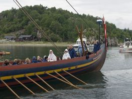 I 2007 sejlede Havhingsten ud på sin rejse mod Dublin og nåede ganske hurtigt til det sydlige Norge. Ankomsten hertil faldt sammen med genåbningen af den 930 meter lange Spangereid-kanal, der forbinder Høllebugten med Skagerrak.  Norges Dronning Sonja skulle forestå åbningen af kanalen og da det faldt sammen med Dronning Sonjas 70-års fødselsdag deltog også Dronningen, Prins Henrik og Dronning Anne-Marie i festlighederne. Efterfølgende skulle de kongelige efter planen sejles ud til kongeskibet Dannebrog af ventende chalupper. Men da det kongelige følge ankom til havnen, styrede Prins Henrik resolut selskabet mod Havhingsten, og skipper Carsten var hurtig til at byde majestæten og de kongelige højheder ombord på skibet.  Det havde regnet hele dagen, men nu brød solen frem, lammeskind blev lagt over kogekisterne, så der blev rart for gæsterne at sidde og så spurgte sipper Carsten, om Havhingsten måtte have den store ære at sejle Dronningen, Prinsen og Dronning Anne-Marie tilbage til kongeskibet. Uden tøven blev der sagt ’ja, tak’ og den 65-mand (m/k) store besætning kom ombord, lagde årerne ude og roede den halve sømil ud til det ventende kongeskib. Det var en oplevelse, som ingen, der var med nogensinde glemmer. Foto: Morten Nielsen