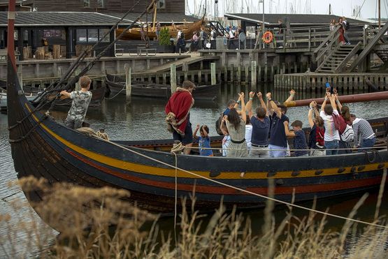 Krigstogtet: Rejs tilbage i tiden med rundvisninger for hele familien.  Rundvisningerne sætter vikingeskibene i historisk perspektiv.