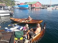 En nordmand kom forbi i sin fine traditionelle jolle, for at snakke - og beundre Skjoldungen. I gummibåden ses Kjetil, som lå i Risør for at reparere sin sejlbåd. Kjetil har tidligere sejlet med Havhingsten. Foto og billedtekst: Torben Okkels