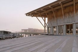 Visualization of the arrival at the new Viking Ship Museum from the west side. At the front, the new exhibition building for the five Viking ships. In the background you can see the museum harbor and the transformed Viking Ship Hall. Copyright: KVANT-1 og Lundgaard & Tranberg Arkitekter 