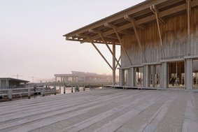 Visualisering af ankomsten til det nye Vikingeskibsmuseum fra vestsiden. Forrest den nye udstillingsbygning til de fem vikingeskibe. I baggrunden ses museumshavnen og den transformerede Vikingeskibshal. Copyright: KVANT-1 og Lundgaard & Tranberg Arkitekter