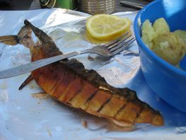 Aftensmaden i Vedbæk, hjemmerøgede makreller.
