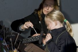 Efterårsferie på Vikingeskibsmuseet. Maleværksted. Foto: Werner Karrasch. Copyright: Vikingeskibsmuseet i Roskilde Efterårsferie på Vikingeskibsmuseet. Maleværksted. Foto: Werner Karrasch. Copyright: Vikingeskibsmuseet i Roskilde