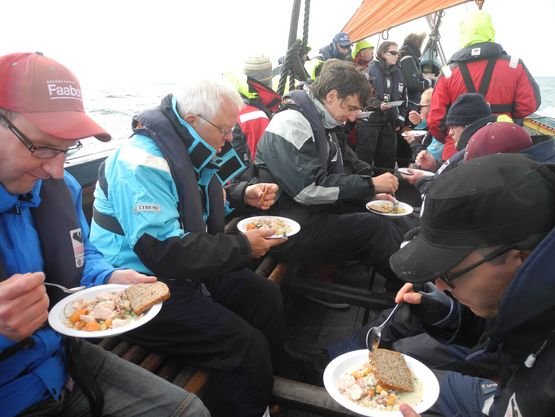 Fisken rengøres af Kokken Steve Lamb fra River Cottage