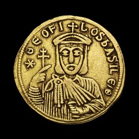 Fra Teodosius' verden: Byzantinsk guldmønt, en solidus. Slået under Kejser Theophilos 829-842 e.Kr. Udlånt af Nationalmuseet, Den Kgl. Mønt- og Medaillesamling.