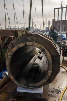 Kloakledningen er konstrueret af træ – en kombination af fyr og bøg - og et 2,4 meter langt stykke af den utraditionelle kloakledning er nu taget op, for Københavns Museum har besluttet, at kloakdelen skal gemmes til eftertiden.