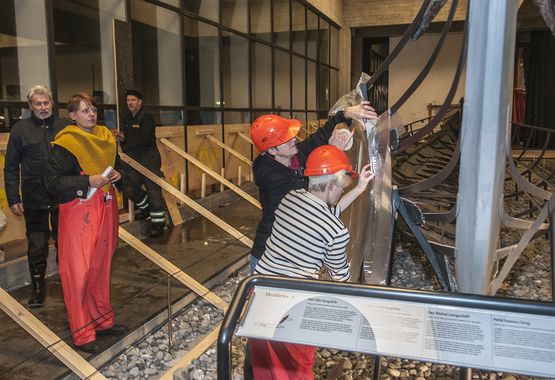 6. december 20:30, 195 cm over daglig vande. Konservatorerne fra Nationalmuseet i fuld gang med at sikre skibene yderligere med plastik overdækninger.