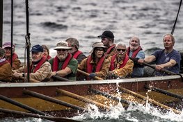 Besætningen ror Helge Ask. Copyright: Vikingeskibsmuseet