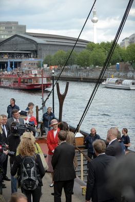 Dronningen og den tyske Forbundspræsident Gauck besøgte Havhingsten. De fik fortalt om Havhingsten fra Glendaloughs rejse til Irland af skipper Carsten Hvid og talte om skibsbygning med direktør for Vikingeskibsmuseet, Tinna Damgård-Sørensen. 