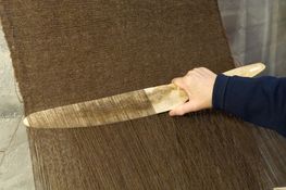 Væveren væver uldsejl ved hjælp af et vævesværd af hvalben, Vikingeskibsmuseet