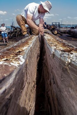 Vikingeskibsmuseets bådebyggere kløver en 10,5 meter lange egestamme lige som vikingetidens bådebyggere gjorde det for 1.000 år siden – med køller, kiler og muskelkraft. Kløvningen starter tirsdag den 11. juli kl. 10