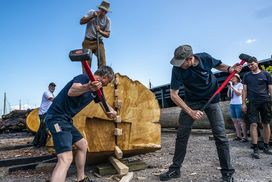 Cleaving of the oak trunk - Skuldelev 5