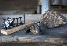 Verdens måske mest erfarne udi fortidens udvinding af jern – smed Jens Jørgen Olesen – besøger Vikingeskibsmuseet i Roskilde den 3. – 7. august, hvor han både viser og fortæller om, hvordan vikingerne udvandt jern til deres våben, værktøj og skibsnagler.