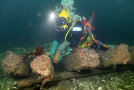 Udgravning af Svælget 1-skibet, der er dateret til 1800-tallet. Marinarkæolog: Andreas Bloch.  Foto Morten Johansen.