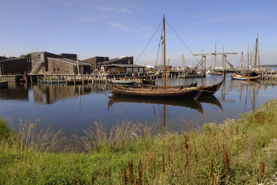 Museumsøen på vikingeskibsmuseet er et sted, hvor man kan møde de mange dygtige håndværkere, der arbejder med at rekonstruere vikingernes skibe.