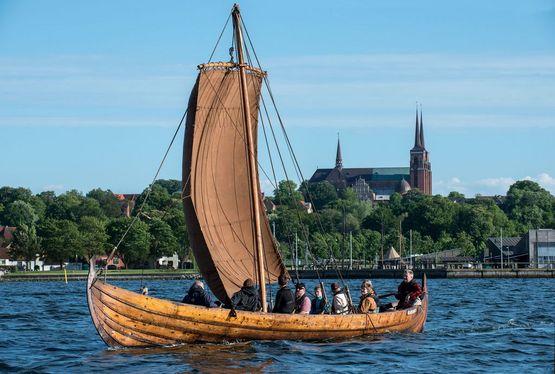 Det genskabte vikingeskib Skjoldungen sejler på Roskilde Fjord. Copyright; Vikingeskibsmuseet i Roskilde.