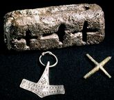 The mould used to cast both crosses and Thor's hammers. Photo: The National Museum of Denmark.