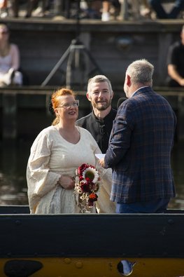 Marianne og Thomas Willert Lind fra Gedved ved Horsens sagde ja til hinanden i vikingeskibet Havhingsten fra Glendalough på Vikingeskibsmuseet i Roskilde.
