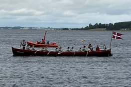 Det danske hold på vej mod museumshavnen med deres 'Captain' ombord under Captains Gig. Atlantic Challenge 2026 i Roskilde. Det danske hold på vej mod museumshavnen med deres 'Captain' ombord under Captains Gig. Efter at have hentet en VIP ved Vikingeskibsmuseets rekonstruktion Estrid Byrding gjaldt det om at ro i paradestil og demonstrere præcision, stil og godt sømandskab. Atlantic Challenge 2026 i Roskilde.