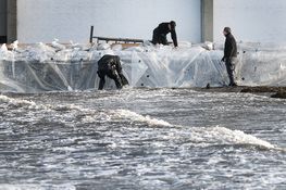 6. december 12:28. 134 cm over daglig vande. Museets håndværkere og marinarkæologer trak i waders og dykkerdragter, og kæmpede mod det stigende vand.