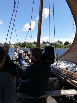 Der bliver filmet fra båden til vejrudsendelsen senere på aftenen. Heldigvis holdt bygerne sig væk, trods de truende skyer.