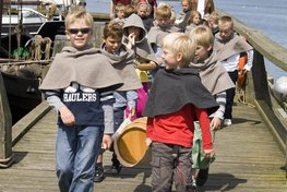 Skolebørn på Vikingeskibsmuseet. Copyright: Vikingeskibsmuseet i Roskilde.